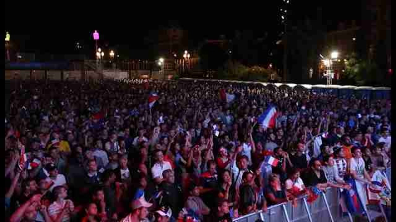 Aficionados franceses disfrutan en Niza del triunfo de su selección