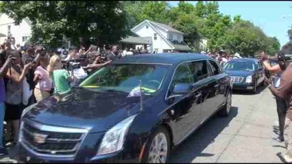 Cientos de vecinos despiden a Muhammad Alí en el barrio de Parkland