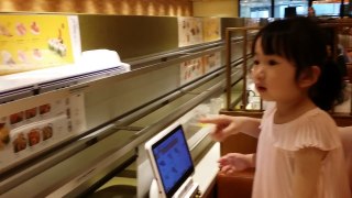 Baby Muse tries Sushi Shinkanshen for the first time!