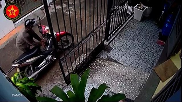 Tên cướp táo tợn xông thẳng vào nhà, giật iPad trên tay bé gái ⚠ ➡ Sự việc trên xảy ra lúc 17h ngày 7/6 tại một ngôi nh