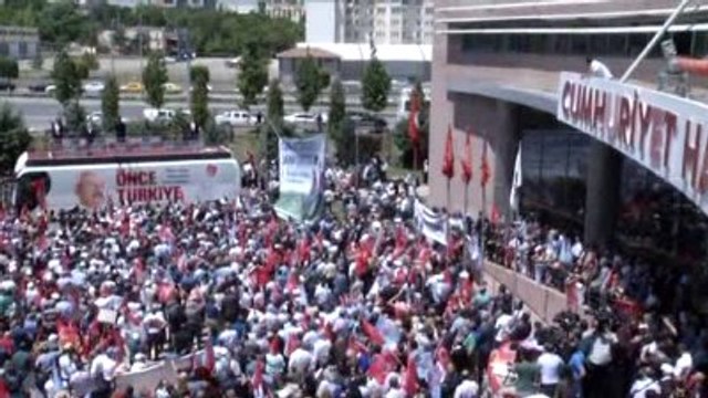 CHP Lideri Kılıçdaroğlu, Kendisine Destek İçin CHP Genel Merkezi?ne Gelen Partililere Hitap Etti - 2