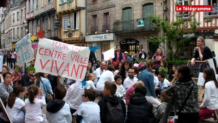 Quimper. Une centaine de manifestants contre la fermeture de l'école Jules Ferry (Le Télégramme)