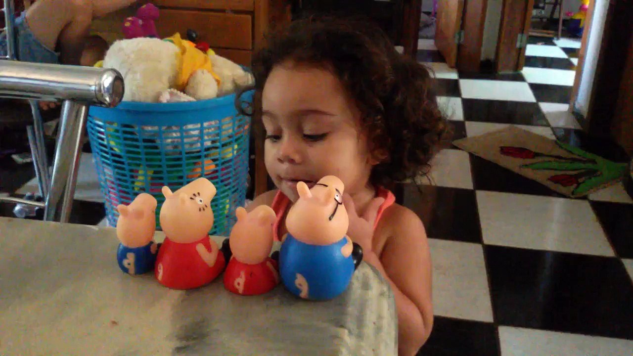 Brincando com a família peppa pig
