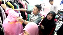 Jualan Baju Syar’i, Irfan Hakim Layani Sendiri Para Pembeli