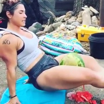 Женщина ломает арбуз ногами! Офигеть Прикол 2016