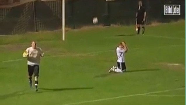 Даже те, кто ничего не смыслит в футболе, будут удивлены этим курьёзным голом! Нереальный ГОЛ! И такое бывает!