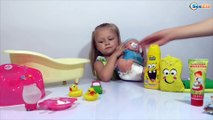 ✔ “El juego de bañar la muñeca bebé con Yaroslava” / Vídeo de las niñas / Juguetes para niños ✔