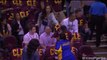 Ayesha Curry se débarrasse des T-Shirts des Cavs en les filant à des fans des Warriors