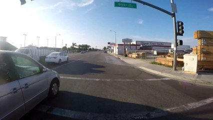 Ce cycliste se fait couper la route et se mange le sol
