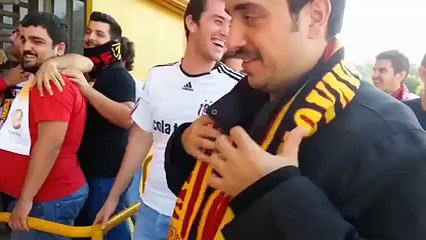 Un supporter essaye de faire passer des bières