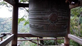 京都、嵐山の大悲閣千光寺で鐘をつく　2013.11.9　夕刻