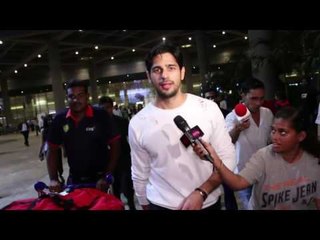 Sidharth Malhotra IGNORES Media Question's At Mumbai Airport !