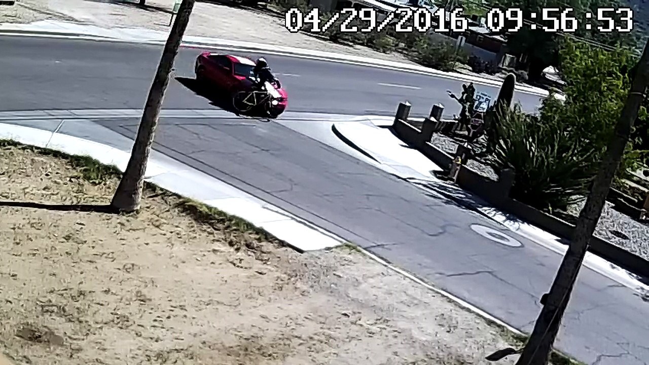 Une voiture renverse un cycliste