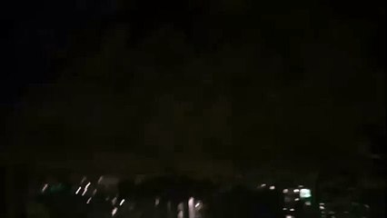 Pakistani Ne Hussain Nawaz ko Oqaat Yad kerwa di - Sarak Per Sub k Samne  Bistee Ker Di