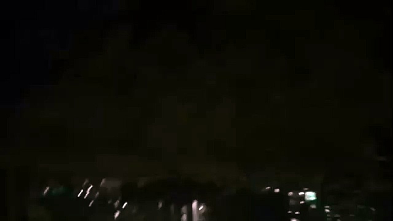 Pakistani Ne Hussain Nawaz ko Oqaat Yad kerwa di - Sarak Per Sub k Samne  Bistee Ker Di