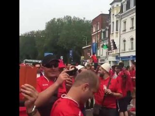 Ora News – Rrugët e Lensit "pushtohen" nga tifozët shqiptarë në prag të sfidës Shqipëri- Zvicër