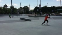 Un bébé se marre en voyant une chute au skatepark