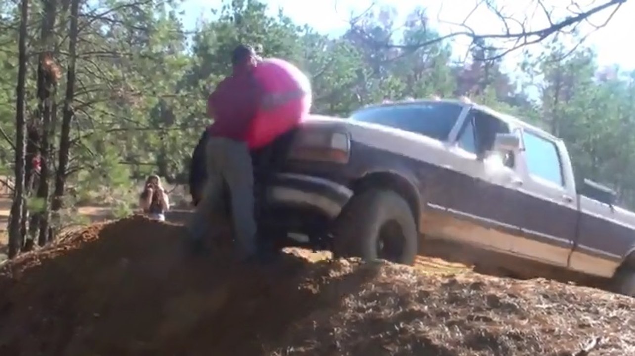 Il pense pouvoir résister à un pickup avec un ballon!!!