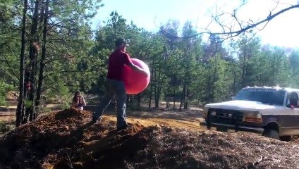 Un homme peut-il résister à un pickup lui fonçant dessus ?