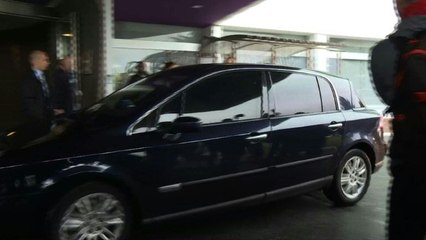 Avion d'Egyptair: des familles de passagers arrivent à Roissy