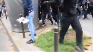 Une voiture de police incendiée en marge de la manifestation à Paris