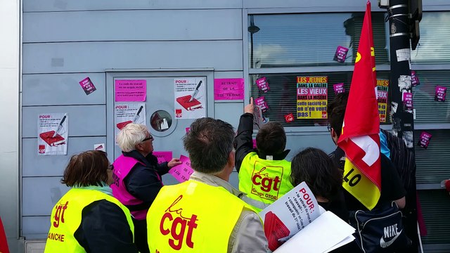 Saint-Lô : les manifestants redécorent la permanence du Parti Socialiste