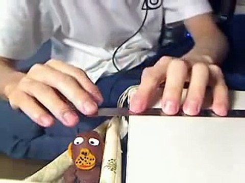 Il joue une musique entière avec une simple règle en métal... Tout ça pour pas réviser