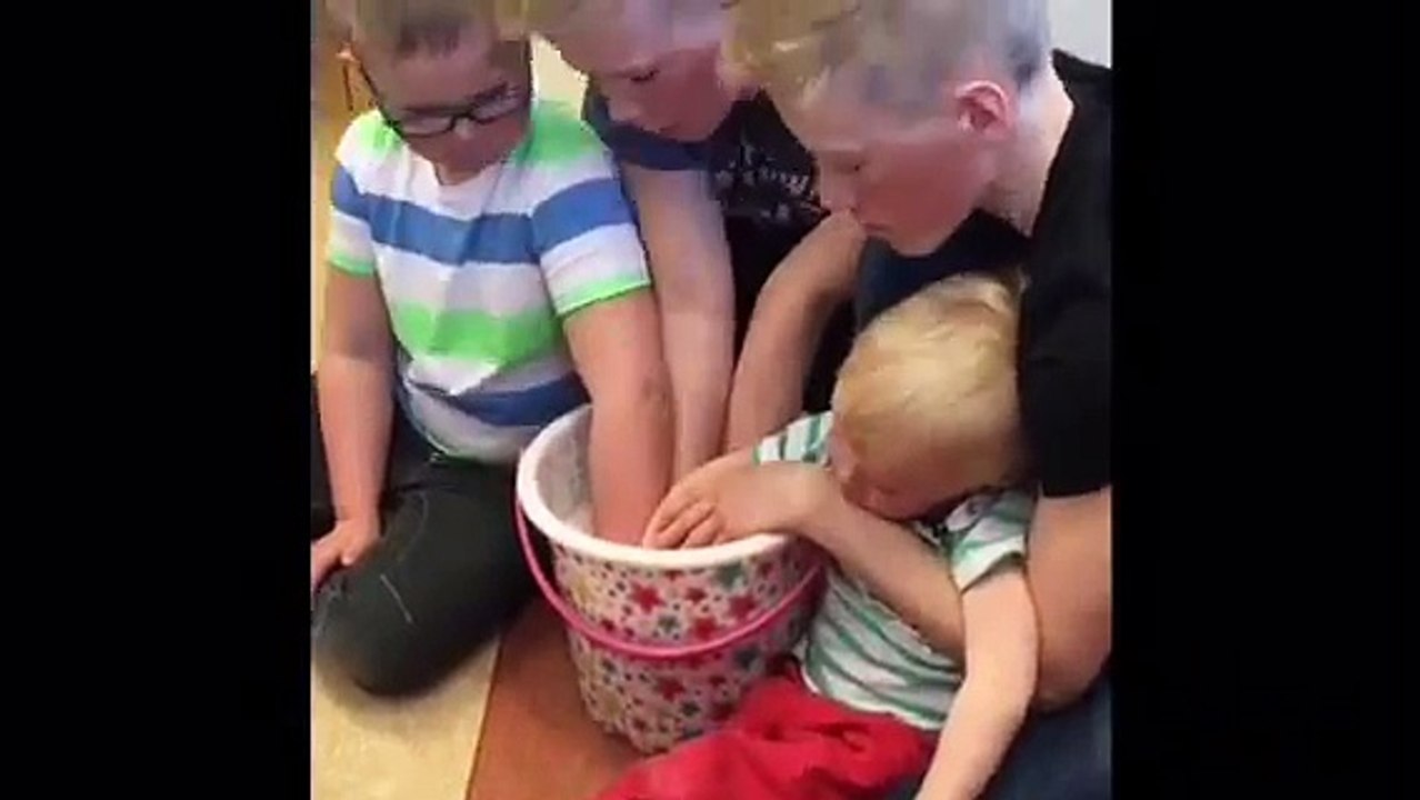 Ce père crée la sculpture des mains des membres de toute la famille pour la fête des mères