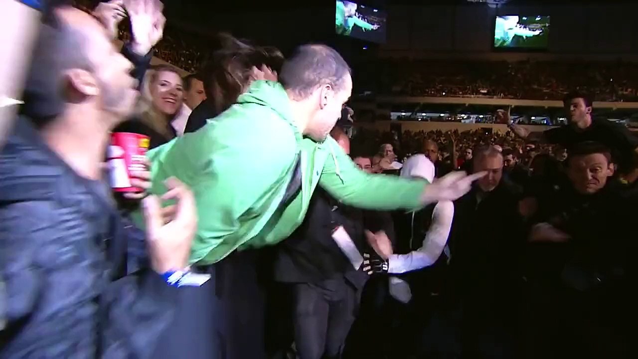 Un combattant de MMA agacé par les taquets qu'il reçoit des spectateurs lors de son entrée, finit par en marave un...