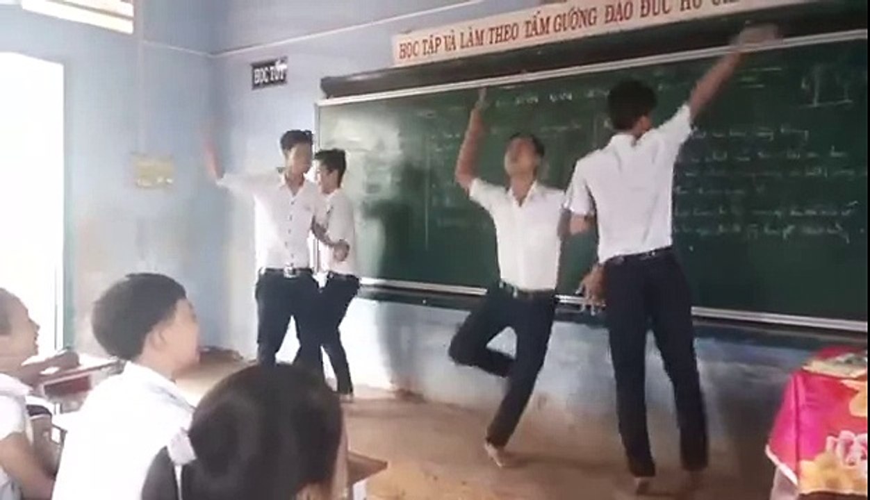 Chicken Dance ( phiên bản lầy) lớp 9/4 Part 1