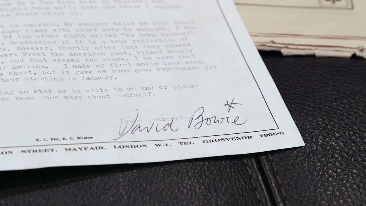 La première lettre de David Bowie à un fan aux enchères à New-York
