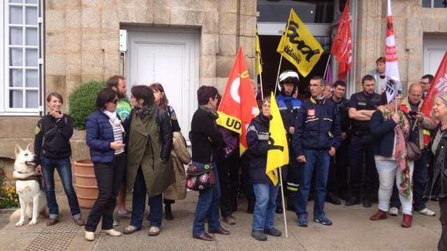 La police interdit l'entrée de la mairie d'Alençon aux manifestants