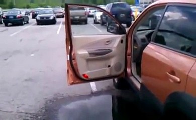 La blonde et la flaque d'eau