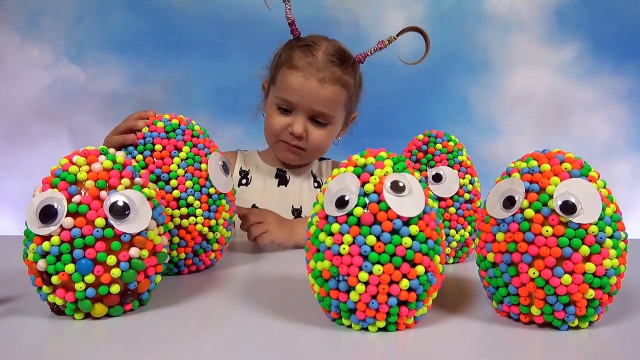 Игрушки и конфеты таракан и бутылка 7Up в больших яйцах с глазами для канала Мисс Катя