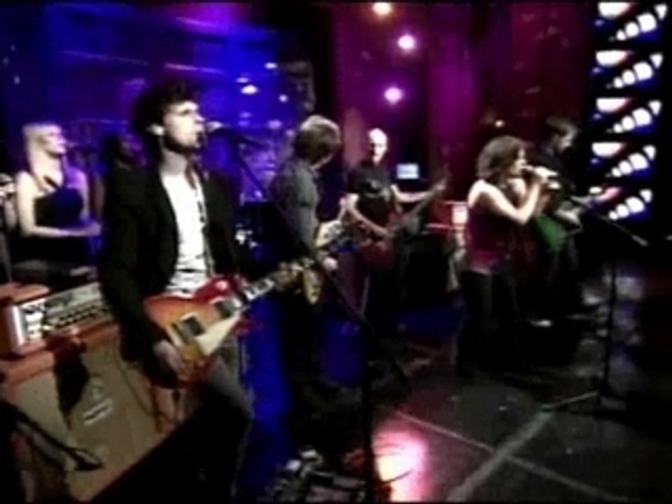 Kelly Clarkson - Regis & Kelly - Walk Away