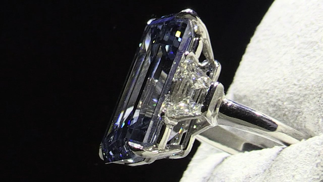 'Oppenheimer Blue'-Diamant für Rekordsumme versteigert