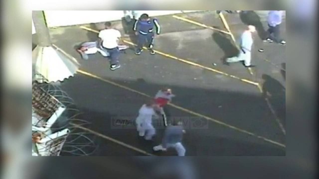 Përleshje mes shqiptarëve dhe britanikëve në burgun e Londrës - Top Channel Albania - News - Lajme