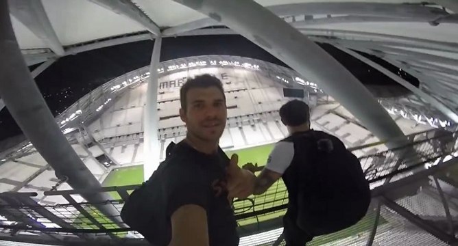 Du base jump depuis le toit du Stade Vélodrome