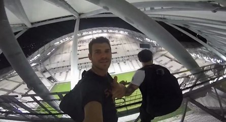 Du base jump depuis le toit du Stade Vélodrome