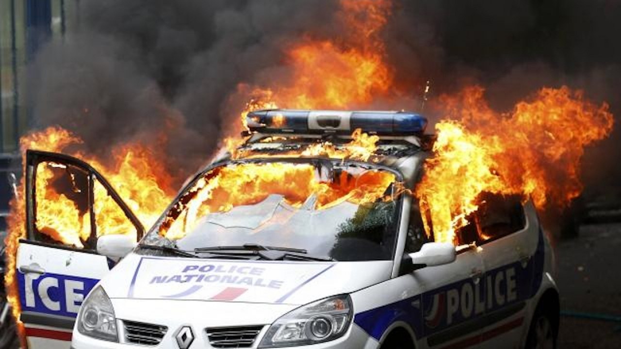 Zapping Télé du 19 mai 2016 - Une voiture de police incendiée à Paris !