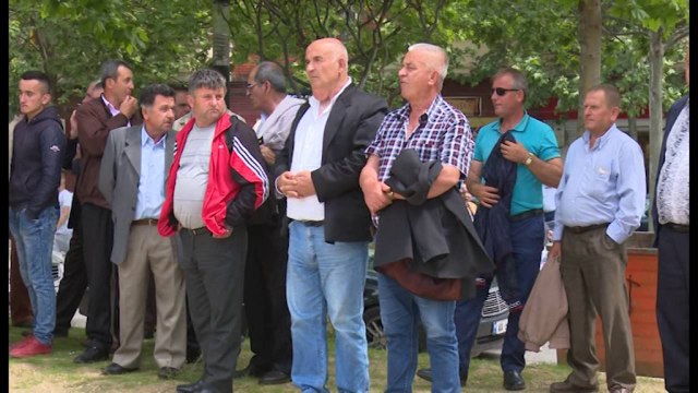 NAFTETARET PROTESTE PARA KUVENDIT, PUNONJESIT E UZINES SE BALLSHIT 10 MUAJ PA RROGA LAJM mpg