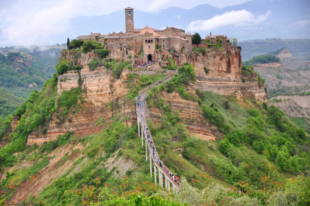 DOM.24-04-16- TREKKING DA LUBRIANO NELLA VALLE DEI CALANCHI E A CIVITA DI BAGNOREGGIO.
