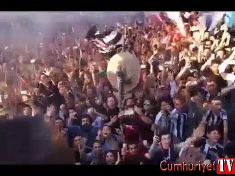 Dolmabahçe yanıyor... Beşiktaş şampiyonluğu binlerce taraftarla kutluyor