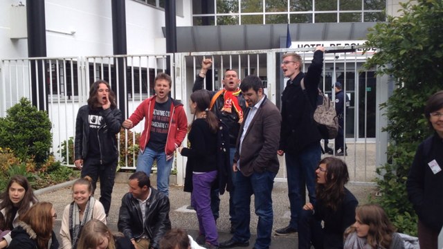 Rassemblement devant le commissariat après l'interpellation de deux manifestants.