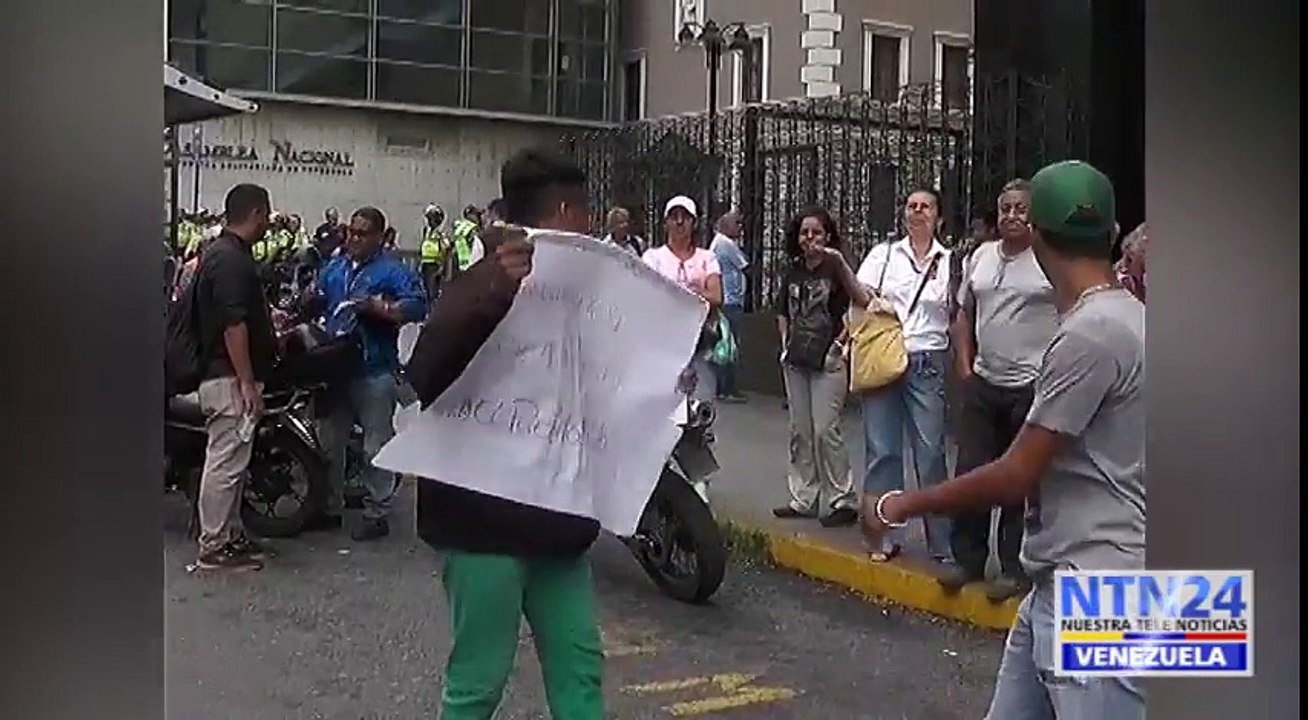 Recibió un golpe en la cabeza con un casco por chavistas a las afueras del CNE