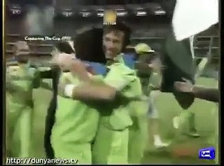 Imran Khan Excellent Reply To Those Who Tried To Throw Shoe On Him