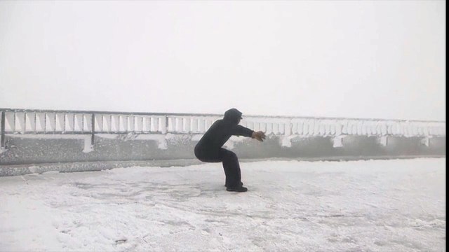 Cómicas piruetas de meteorólogos contra el viento