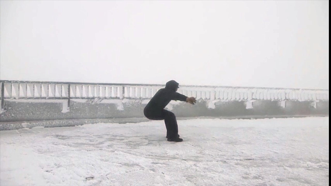 Cómicas piruetas de meteorólogos contra el viento