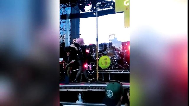 La cómica caída de Shirley Manson: ¡De cabeza al público!