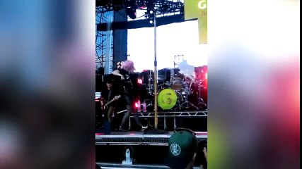 La cómica caída de Shirley Manson: ¡De cabeza al público!